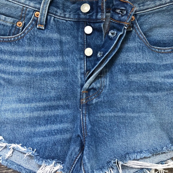 Levi’s 501 Cut Off Shorts in Sierra Oasis - Picture 4 of 7